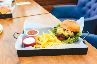 Taze sebzeli ev yapımı hamburger.