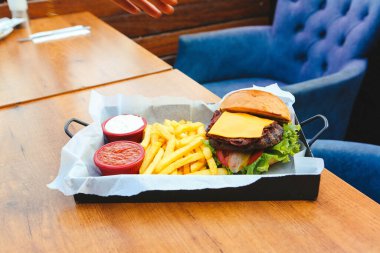 Taze sebzeli ev yapımı hamburger.