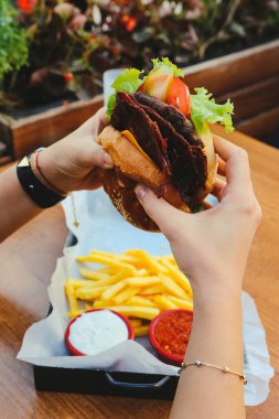Taze sebzeli ev yapımı hamburger.