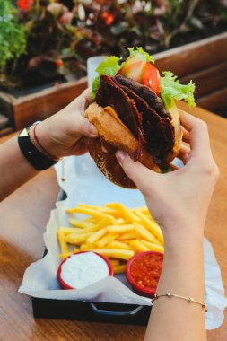 Taze sebzeli ev yapımı hamburger.