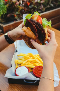 Taze sebzeli ev yapımı hamburger.