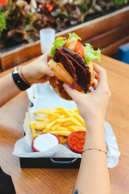 Taze sebzeli ev yapımı hamburger.