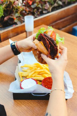 Taze sebzeli ev yapımı hamburger.