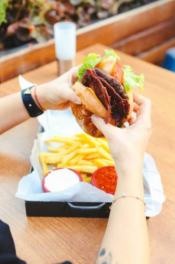 Taze sebzeli ev yapımı hamburger.