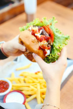 Taze sebzeli ev yapımı hamburger.