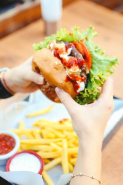 Taze sebzeli ev yapımı hamburger.