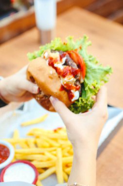 Taze sebzeli ev yapımı hamburger.