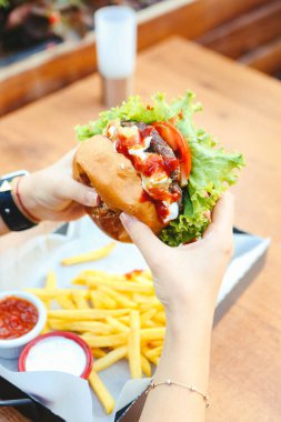 Taze sebzeli ev yapımı hamburger.