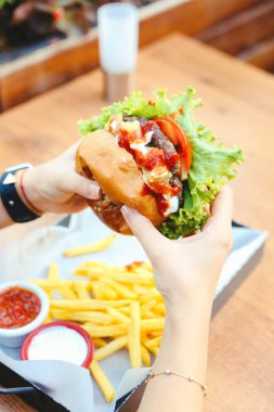 Taze sebzeli ev yapımı hamburger.