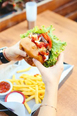 Taze sebzeli ev yapımı hamburger.