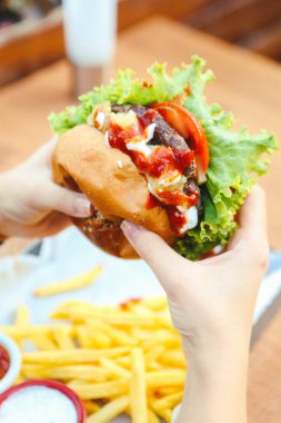 Taze sebzeli ev yapımı hamburger.