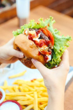 Taze sebzeli ev yapımı hamburger.