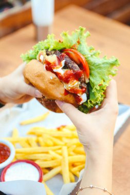Taze sebzeli ev yapımı hamburger.