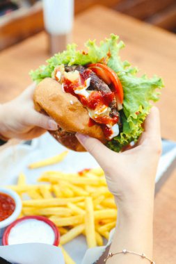 Taze sebzeli ev yapımı hamburger.