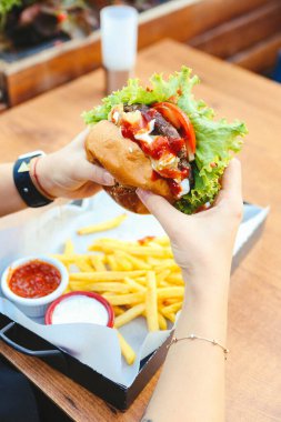 Taze sebzeli ev yapımı hamburger.