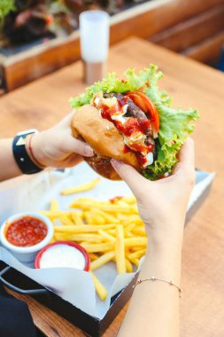 Taze sebzeli ev yapımı hamburger.