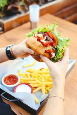 Taze sebzeli ev yapımı hamburger.