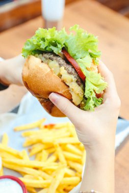 Taze sebzeli ev yapımı hamburger.