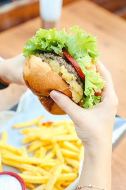 Taze sebzeli ev yapımı hamburger.