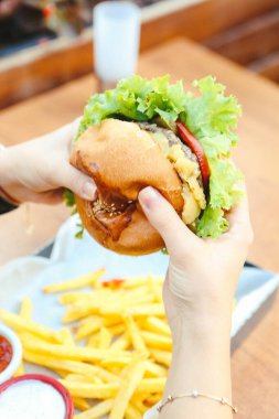 Taze sebzeli ev yapımı hamburger.