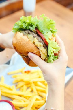 Taze sebzeli ev yapımı hamburger.