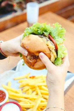 Taze sebzeli ev yapımı hamburger.