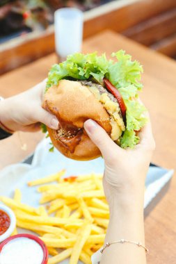 Taze sebzeli ev yapımı hamburger.