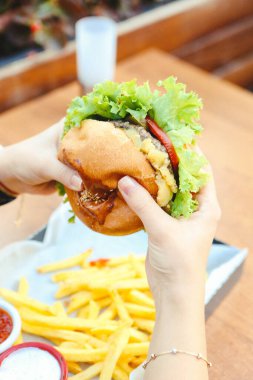 Taze sebzeli ev yapımı hamburger.