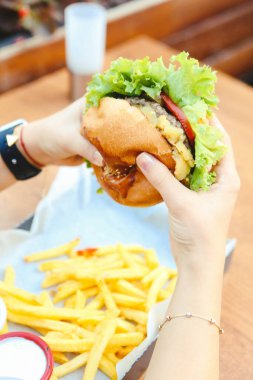 Taze sebzeli ev yapımı hamburger.