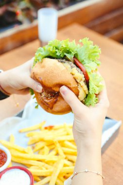 Taze sebzeli ev yapımı hamburger.