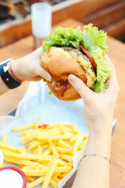 Taze sebzeli ev yapımı hamburger.