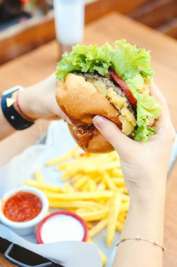 Taze sebzeli ev yapımı hamburger.