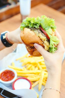 Taze sebzeli ev yapımı hamburger.