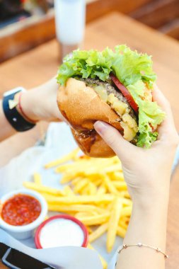 Taze sebzeli ev yapımı hamburger.