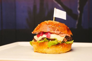 Taze sebzeli ev yapımı hamburger.