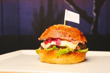 Taze sebzeli ev yapımı hamburger.