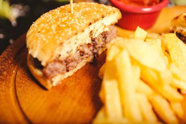 Taze sebzeli ev yapımı hamburger.