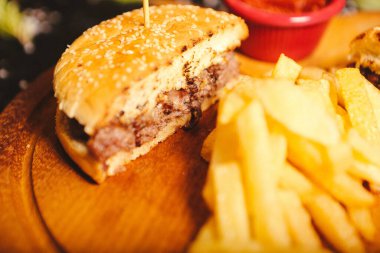 Taze sebzeli ev yapımı hamburger.