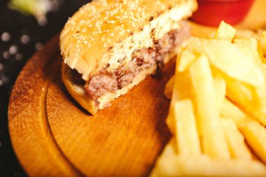 Taze sebzeli ev yapımı hamburger.