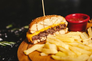 Taze sebzeli ev yapımı hamburger.