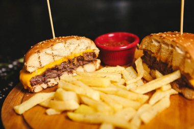Taze sebzeli ev yapımı hamburger.