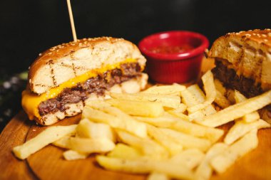 Taze sebzeli ev yapımı hamburger.