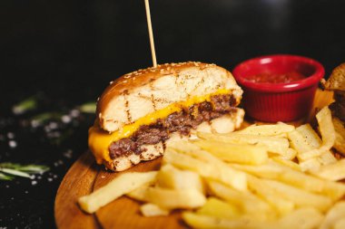 Taze sebzeli ev yapımı hamburger.