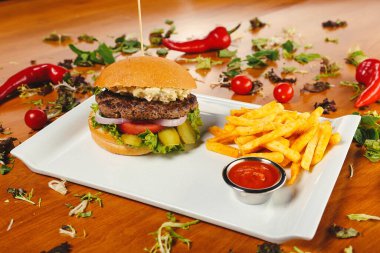 Taze sebzeli ev yapımı hamburger.