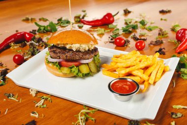 Taze sebzeli ev yapımı hamburger.