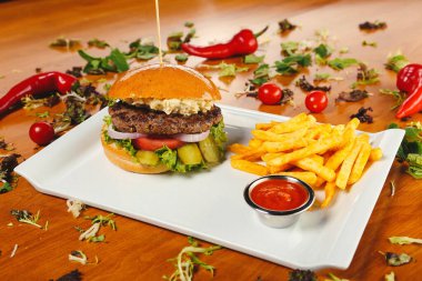 Taze sebzeli ev yapımı hamburger.