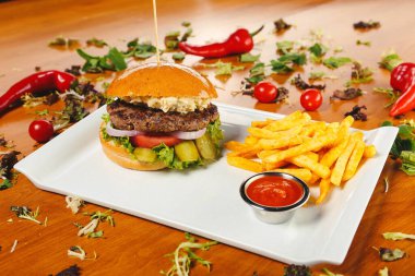 Taze sebzeli ev yapımı hamburger.