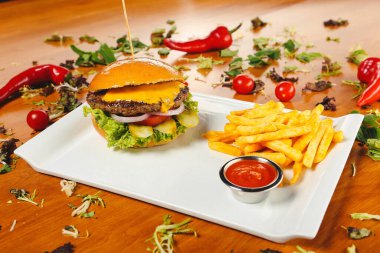 Taze sebzeli ev yapımı hamburger.