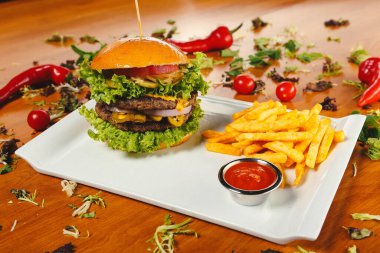 Taze sebzeli ev yapımı hamburger.