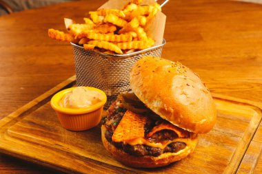 Taze sebzeli ev yapımı hamburger.